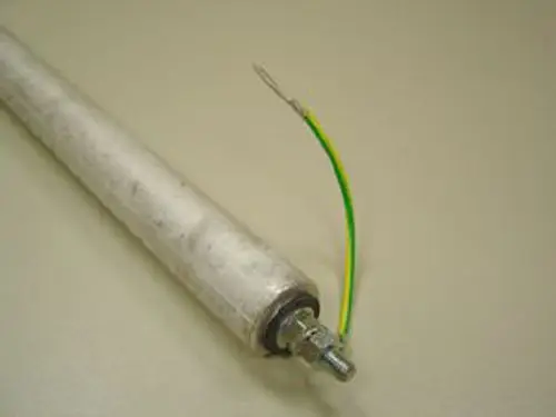Anode von Remeha, zylindrisch und metallisch, mit zwei Anschlussdrähten in grün und gelb, auf einer neutralen Unterlage platziert.